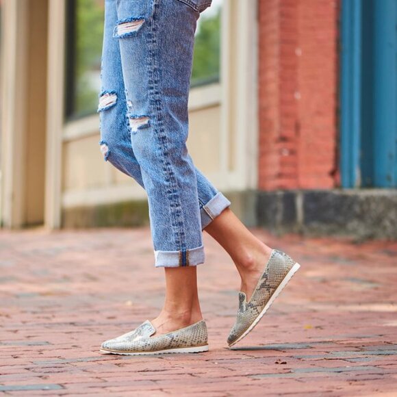 NEW COMFORTIVA Leather Ryen Comfort Slip On Sneakers women snake details 7253m0 - Picture 3 of 11